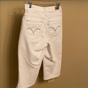 Levi’s size 8 capris